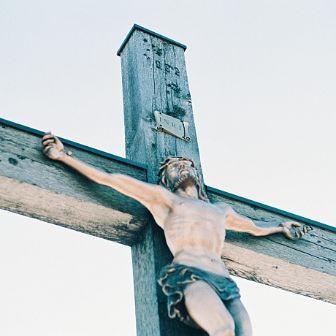 „Vor dem Kreuz zu erkennen, dass ich ein Sünder bin und er auch meine Sünde beichtet, das ist keine Schande, sondern Gnade!“ , unterstrich Dieser in der Karfreitagsliturgie im Aachener Dom. (c) Christoph Schmid / unsplash