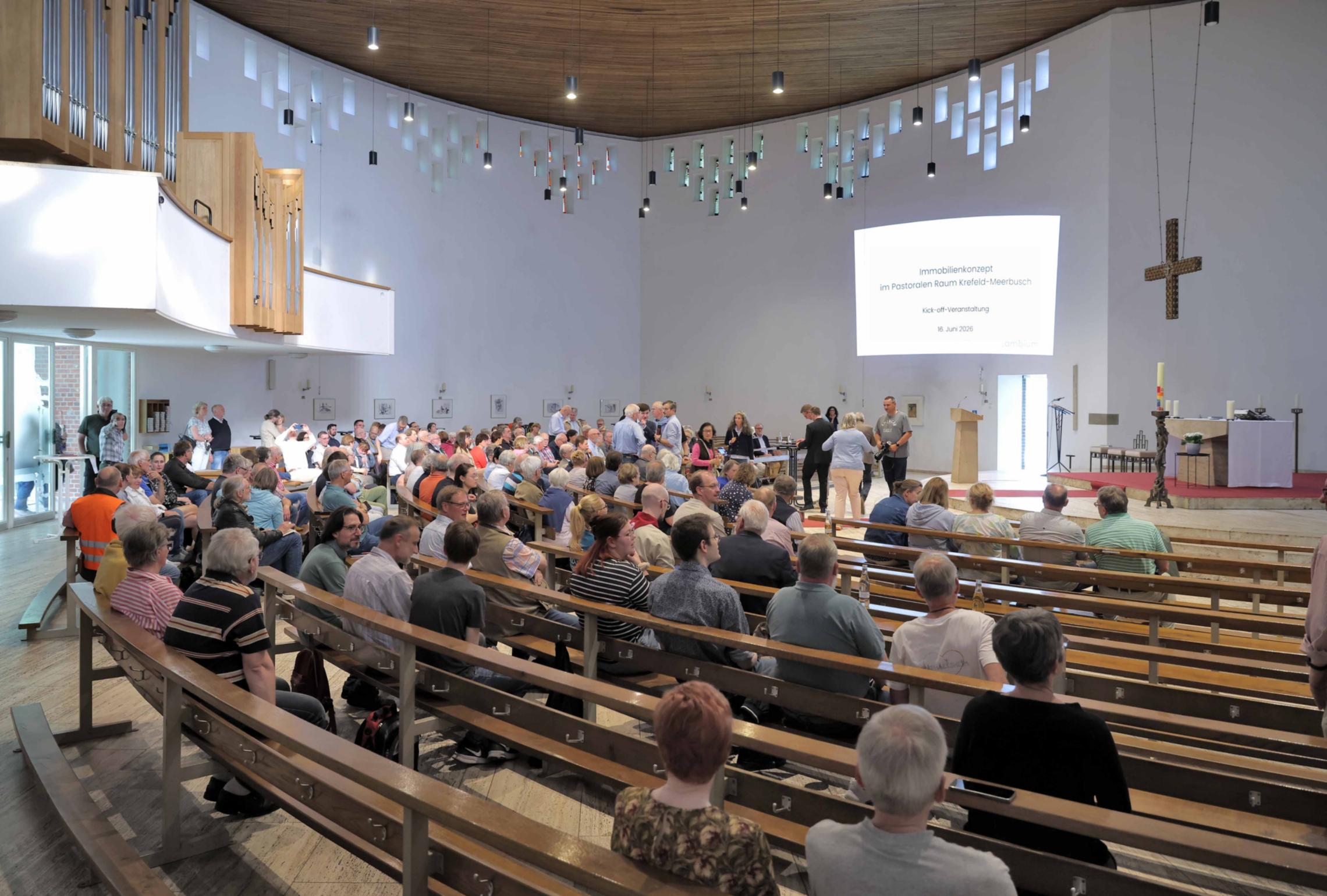 250 Besucherinnen und Besucher informierten sich über die Pläne zum Immobilienkonzept des Pastoralen Raumes Krefeld-Meerbusch in der Kirche St. Thomas Morus. Bis zum Frühjahr 2027 soll das Konzept stehen.