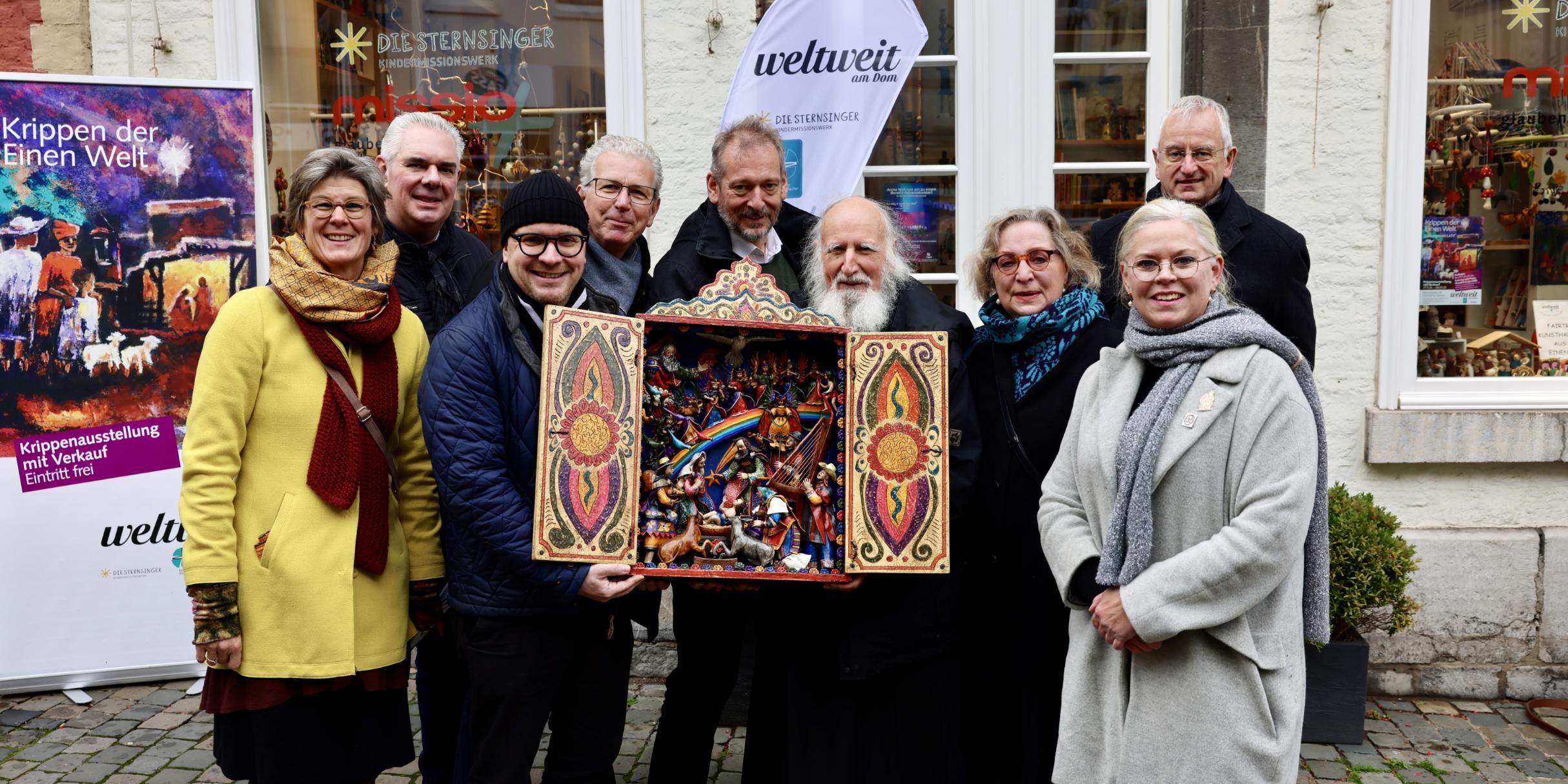 Anke Reermann, missio-Diözesanreferentin, Geschäftsführung Weltweit am Dom,  Ingo Jungen, Landesgemeinschaft der Krippenfreunde im Rheinland und Westfalen e.V., Pfarrer Dirk Bingener, Präsident missio Aachen e.V. und Kindermissionswerk ,Die Sternsinger‘, Thomas Bürgerhausen, Leiter Weltweit am Dom, Organisator der Ausstellung, Markus Offner, Leiter der Stabsabteilung Kirche im Dialog im Bischöflichen Generalvikariat, Pater Dr. Anselm Grün OSB, Benediktinerabtei Münsterschwarzach, Hilde Scheidt, Bürgermeisterin der Stadt Aachen, Caroline Weber, Kulturbüro Rheinstil, Aachener Krippenweg, Dr. Gregor von Fürstenberg, Vorstandsmitglied von missio Aachen und dem Kindermissionswerk die „Sternsinger“.