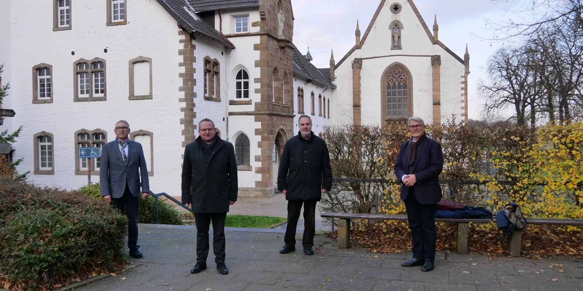Ab dem 1. Januar 2021 wird der bisher vom „Kloster Mariawald e.V.“ geführte Betrieb von Mariawald durch die „Kloster Mariawald GmbH & Co. KG“ übernommen: (v.l.) Wolfgang Scheidtweiler und Pater Lambertus Schildt vom neuen Träger-Verein, Rolf-Peter Cremer, stellvertretender Generalvikar, und Peter Cremer vom bisherigen Träger-Verein.