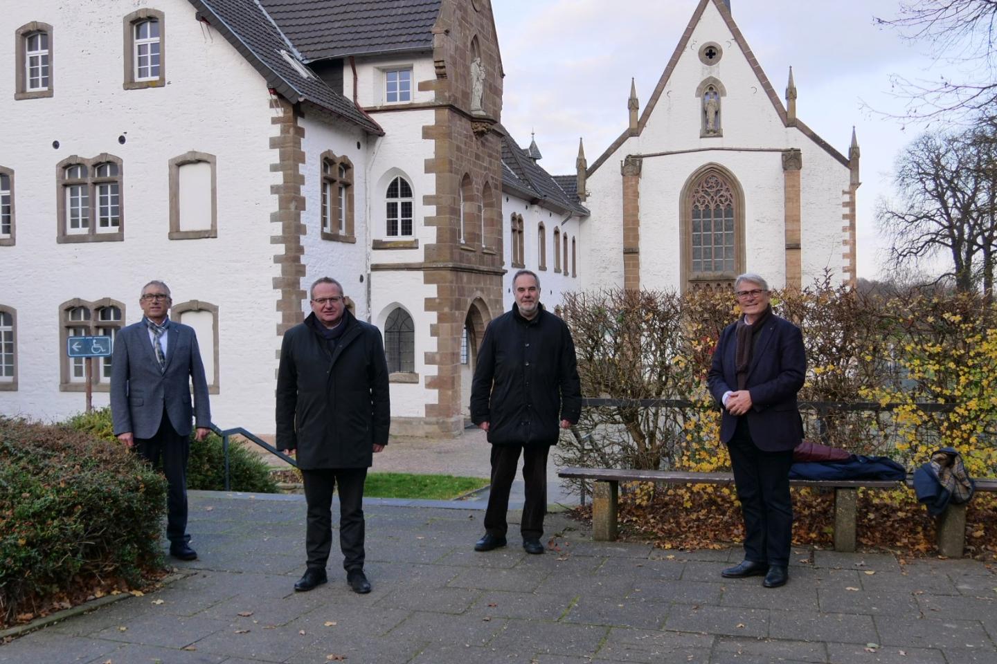 Ab dem 1. Januar 2021 wird der bisher vom „Kloster Mariawald e.V.“ geführte Betrieb von Mariawald durch die „Kloster Mariawald GmbH & Co. KG“ übernommen: (v.l.) Wolfgang Scheidtweiler und Pater Lambertus Schildt vom neuen Träger-Verein, Rolf-Peter Cremer, stellvertretender Generalvikar, und Peter Cremer vom bisherigen Träger-Verein.
