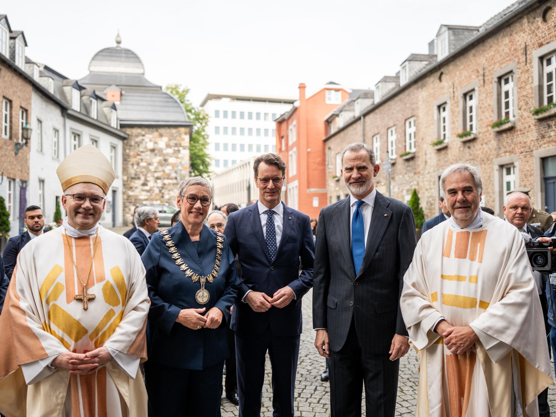 Bischof Helmut Dieser, Oberbürgermeisterin Sibylle Keupen, Ministerpräsident des Landes Nordrhein-Westfalen Hendrik Wüst, König Felipe VI. von Spanien und Dompropst Rolf-Peter Cremer vor der Karlspreisverleihung.