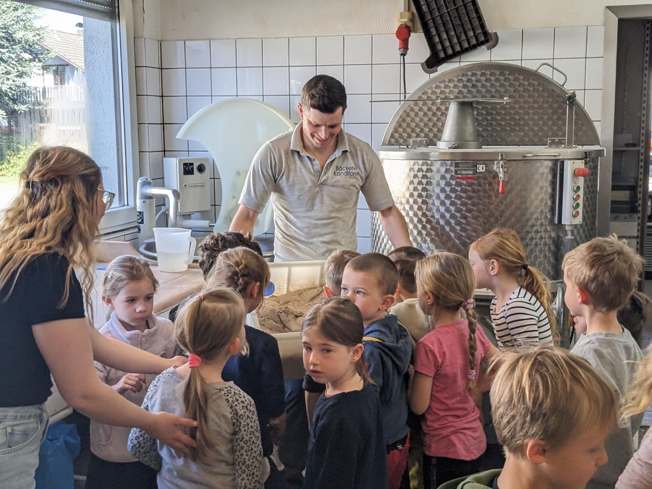 zwei Kinder backen Brot bei der Aktion Solibrot