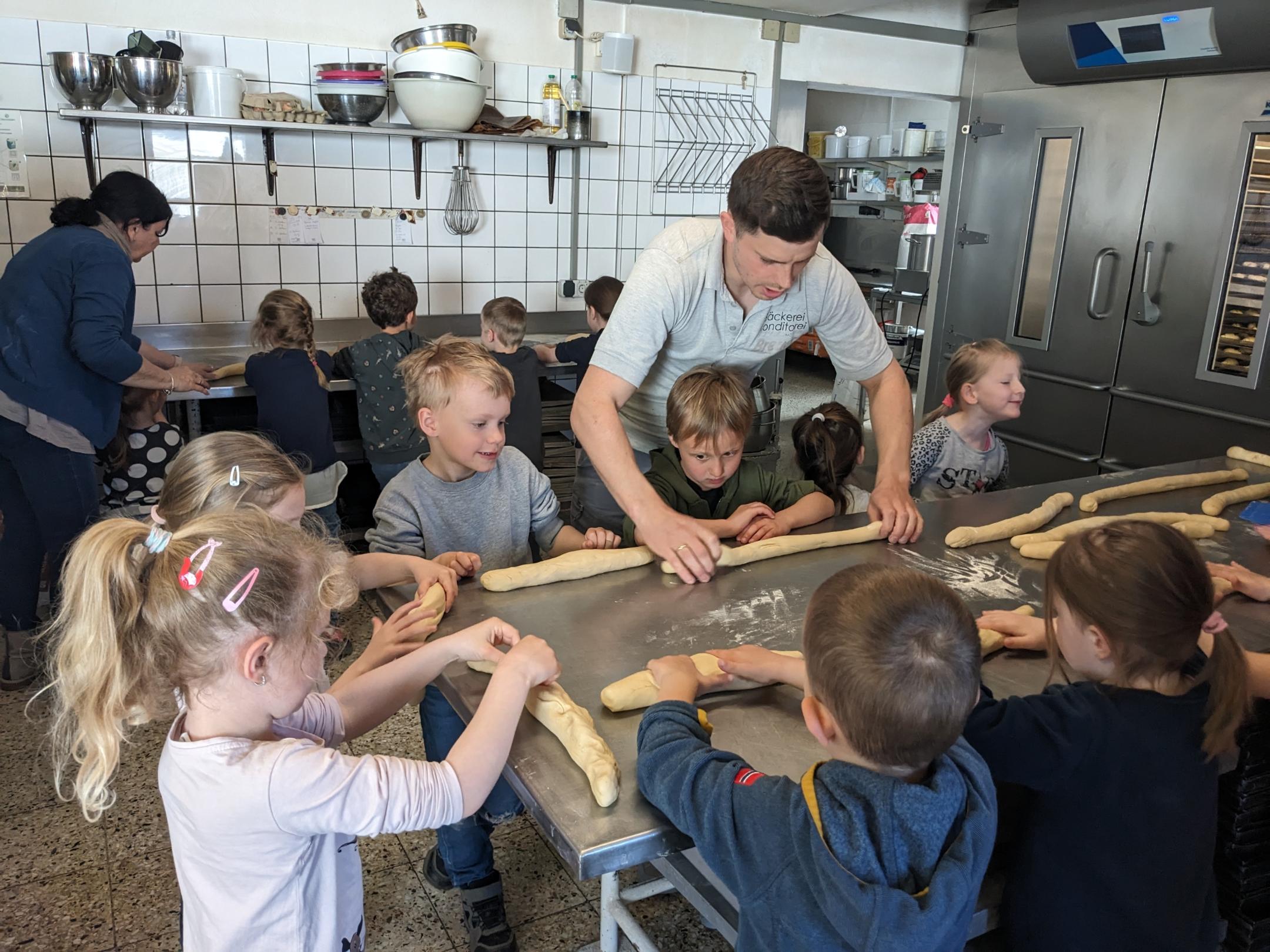 Backen in der Bäckerei mit vielen Kindern für die Soli Brot Aktion.