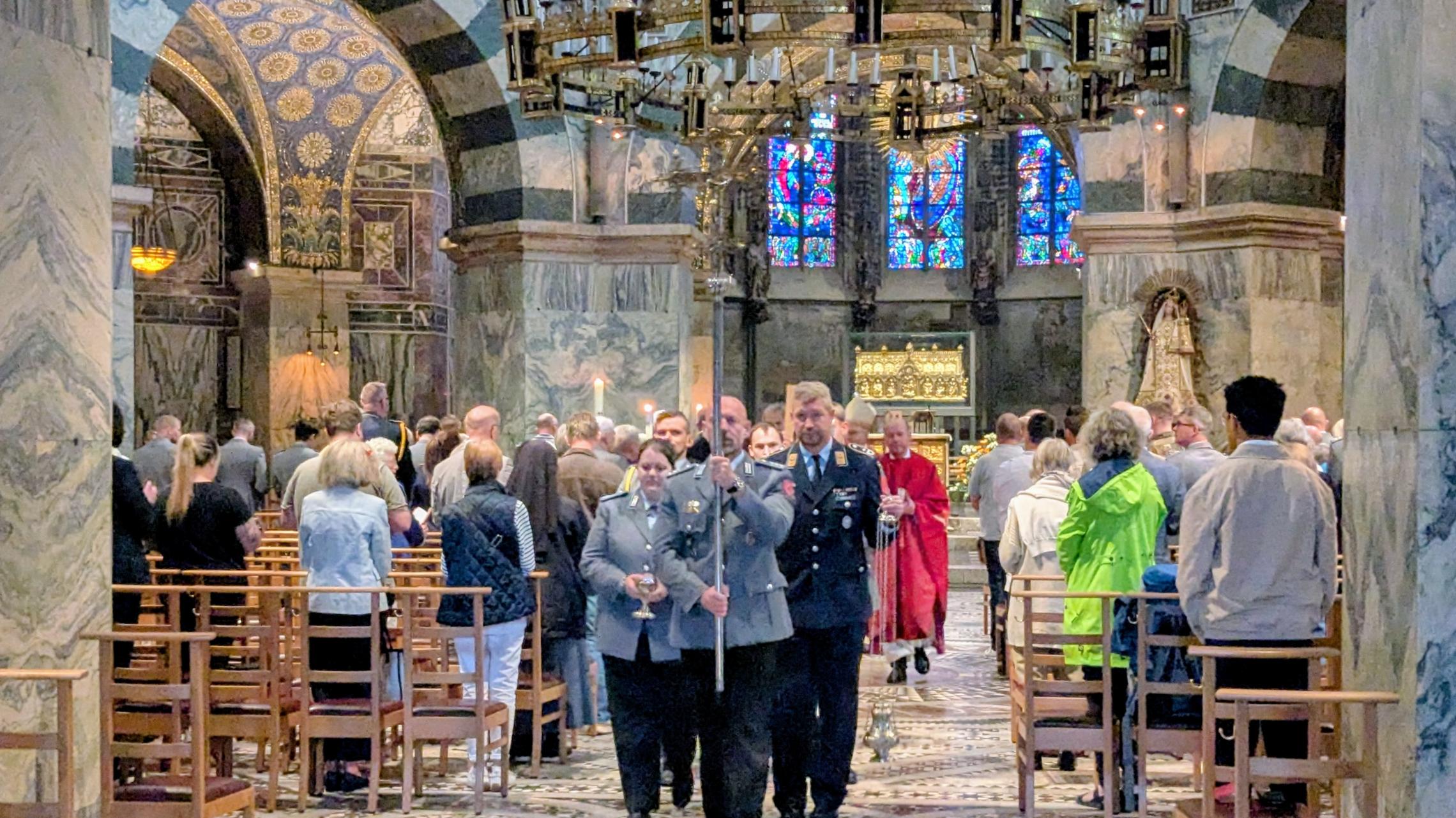 Soldatengottesdienst am Weltfriedenstag im Aachener Dom