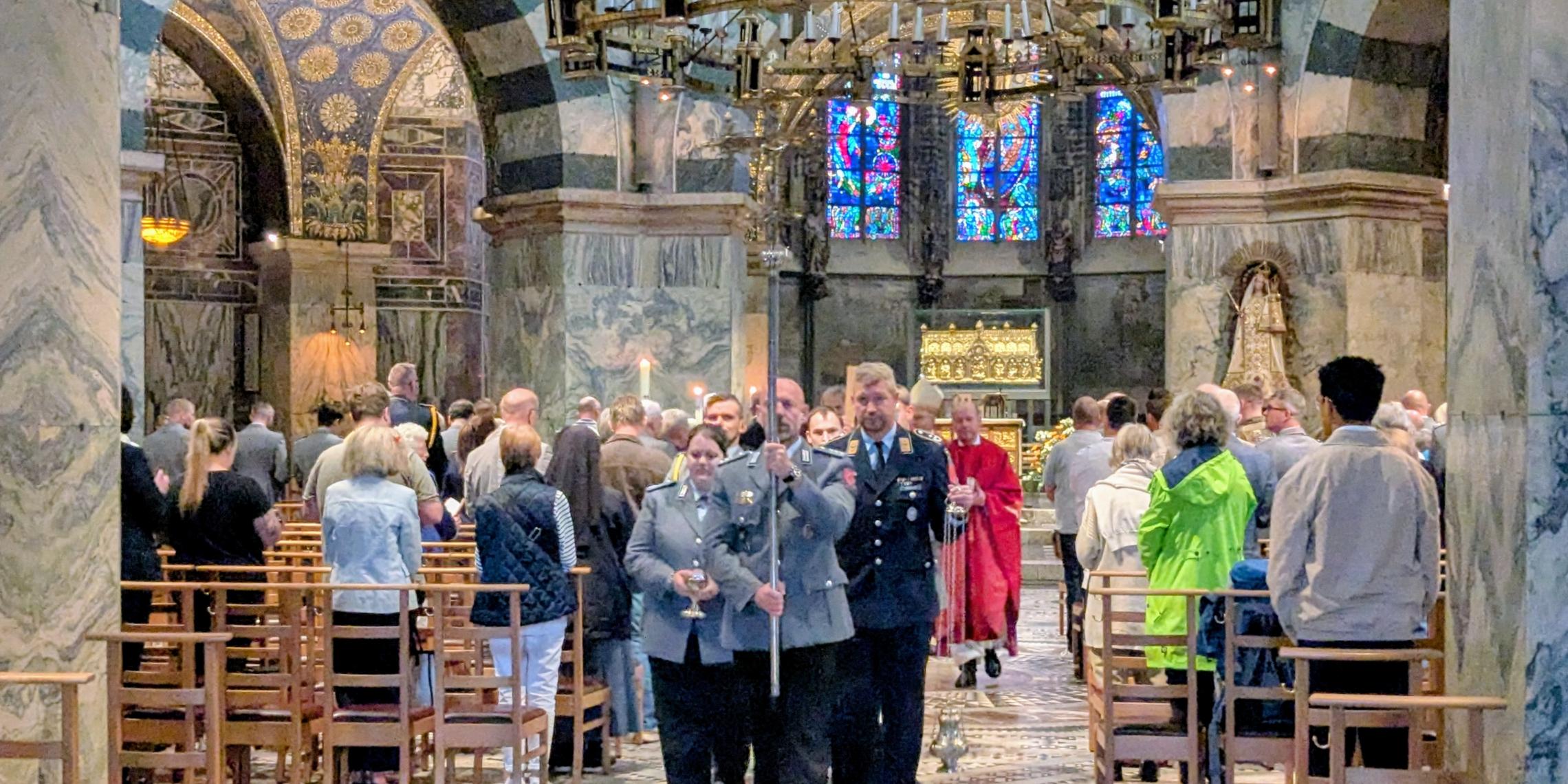 Soldatengottesdienst am Weltfriedenstag im Aachener Dom