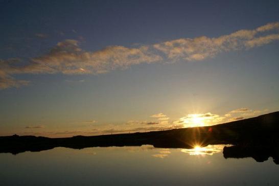 Sonnenuntergang (c) Mike Pennington_See bei Sonnenuntergang_ C Wikimedia