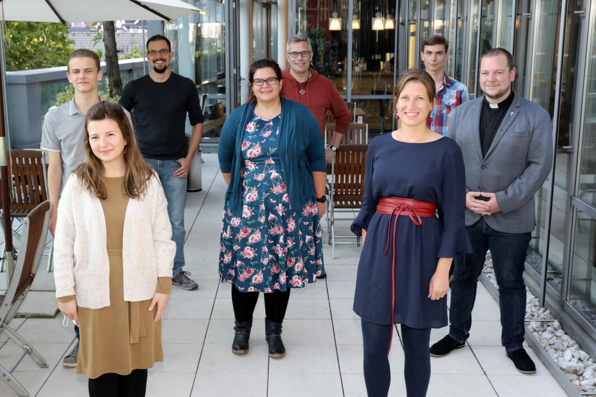 Engagieren sich in der Basis-AG „Leben und Glauben von Jugendlichen und jungen Erwachsenen“: Mirjam Tannenbaum, Karina Siegers (vordere Reihe v.l.), Benedict Peters, Sabine Bischof, Pfarrer Thomas Schlütter (mittlere Reihe v.l.), Dominik Kraues, Pfarrer Achim Köhler und Tom Tauer (hintere Reihe v.l.)