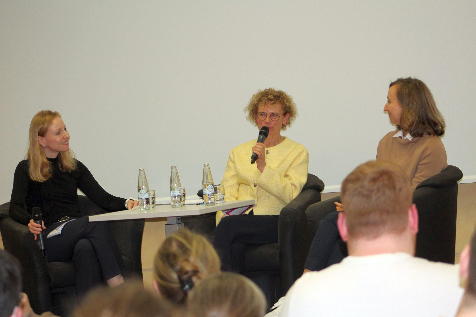 Diskutierten engagiert über den Krieg in der Ukraine (v.l.): Annika Fohn (MdL), Dr. Angela Reinders (BAK) und Julia Pich (
