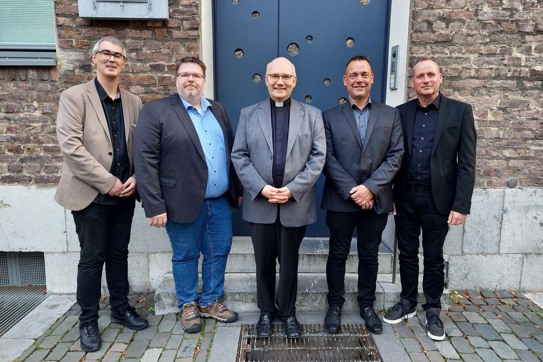 Bischof Dr. Helmut Dieser (Mitte) weiht Michael Bredohl, Heinz Richard Cremer, Stefan Jochems und Arno Zweden am Samstag, 25. November, um 9.30 Uhr im Aachener Dom