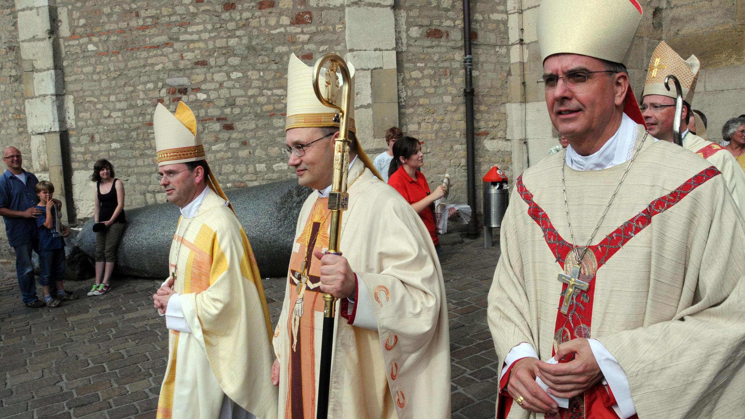 Kurz nach der Bischofsweihe vor dem Trierer Dom: v.l. Weihbischof Robert Brahm, Weihbischof Helmut Dieser sowie Weihbischof Jörg Peters und Bischof Stephan Ackermann.
