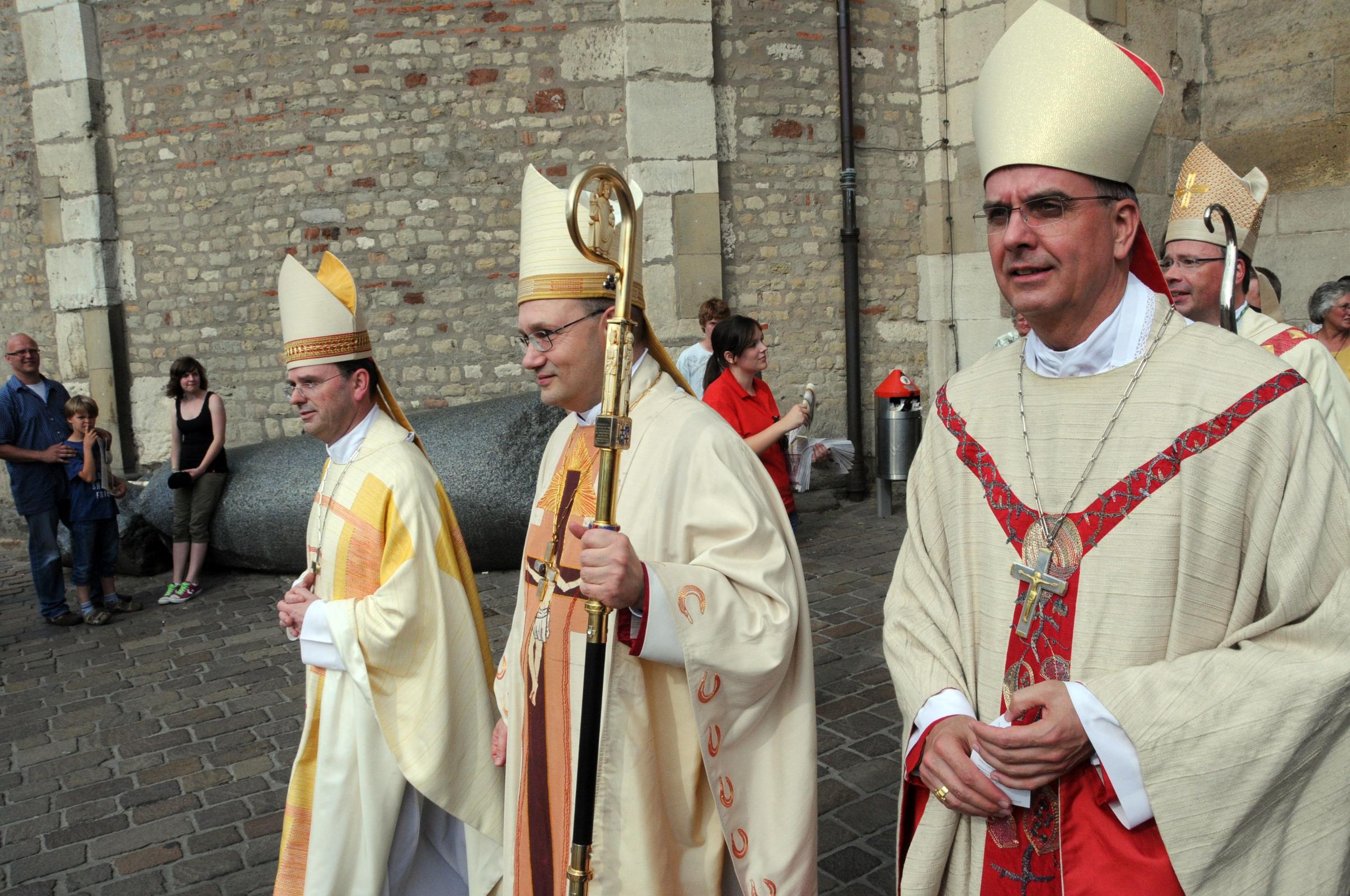 Kurz nach der Bischofsweihe vor dem Trierer Dom: v.l. Weihbischof Robert Brahm, Weihbischof Helmut Dieser sowie Weihbischof Jörg Peters und Bischof Stephan Ackermann.