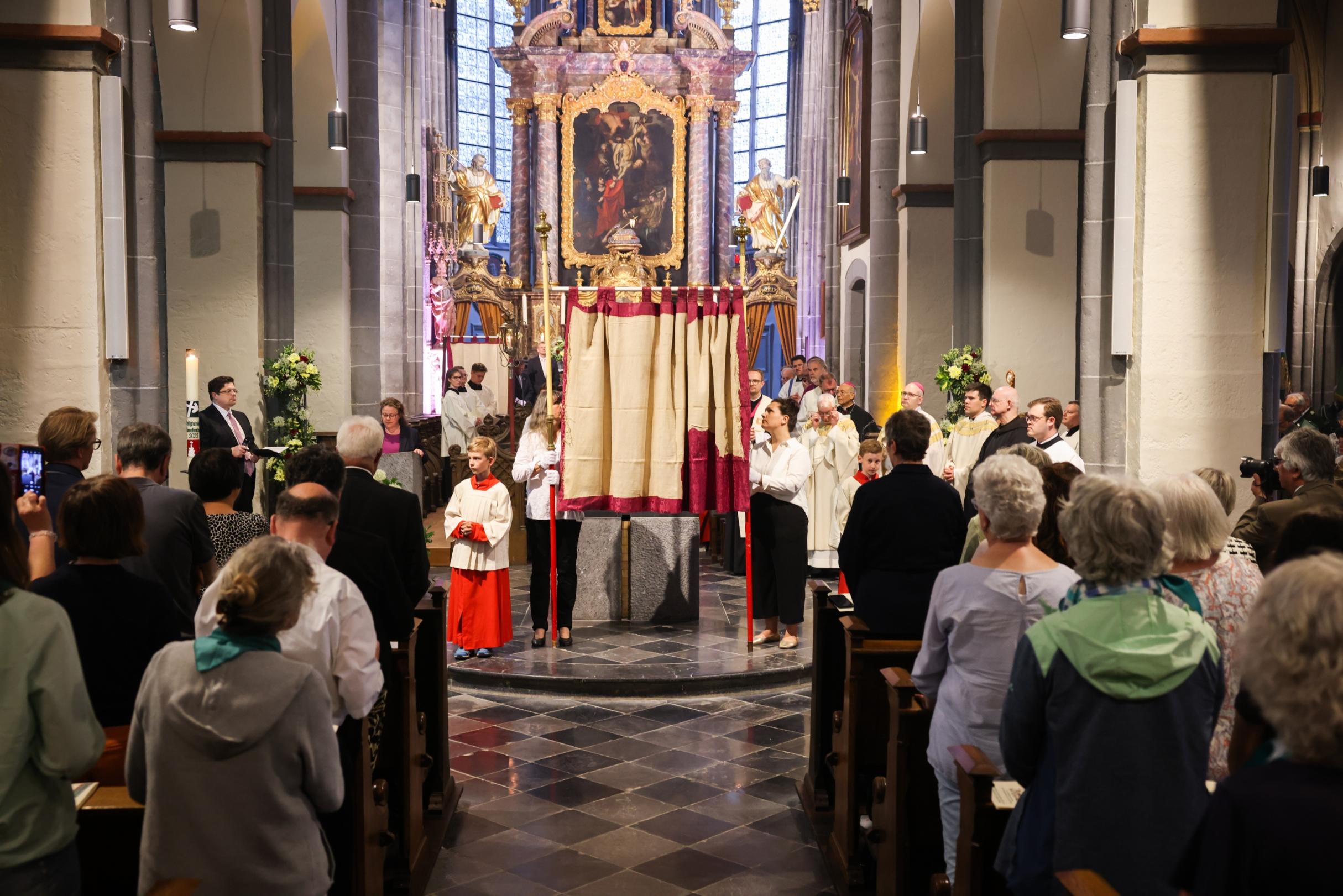 Heiligtumsfahrt Kornelimünster - Zeigung der Heiligtümer
