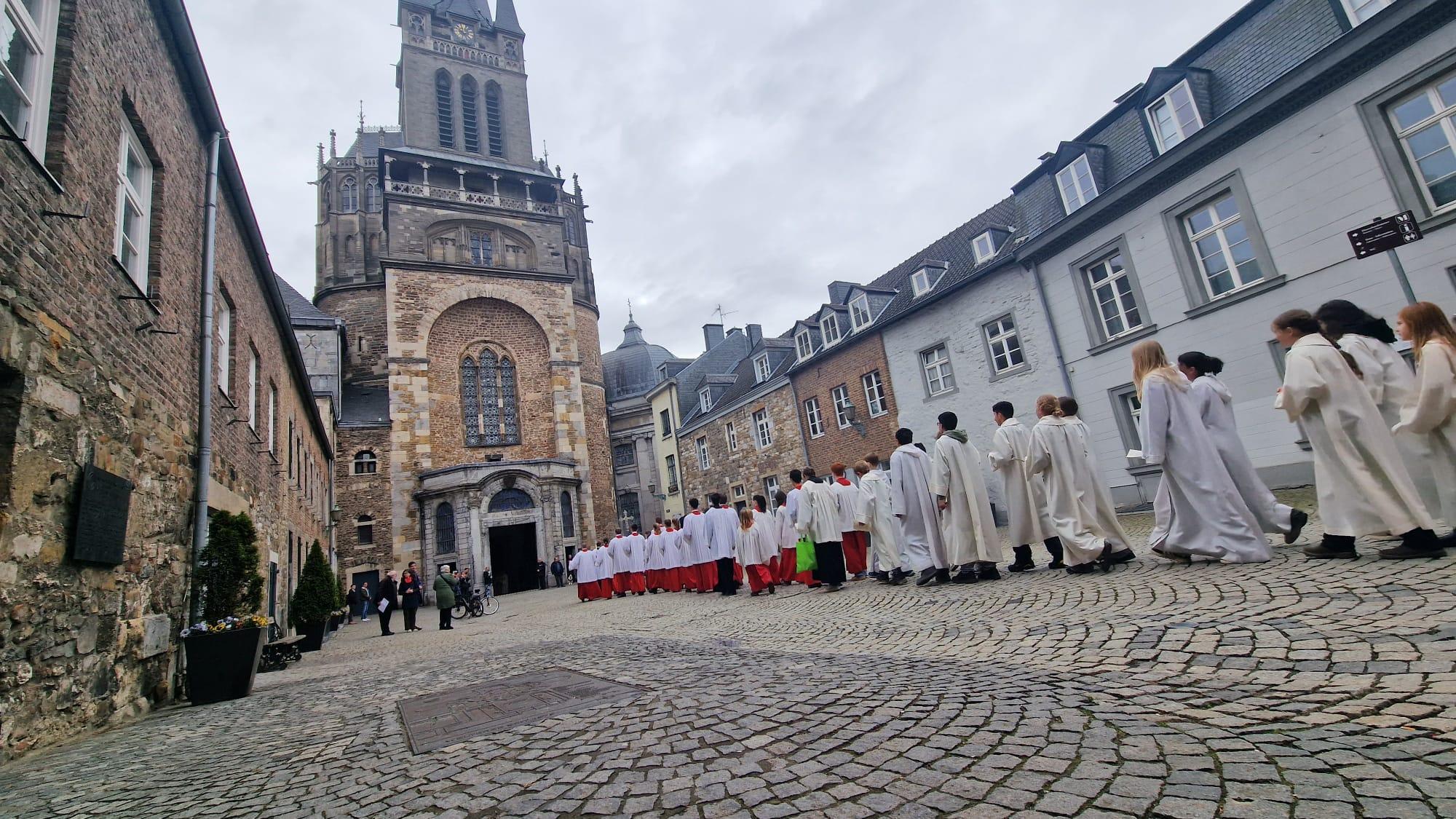 Einzug  der Ministrantinnen und Ministranten in den Aachener Dom