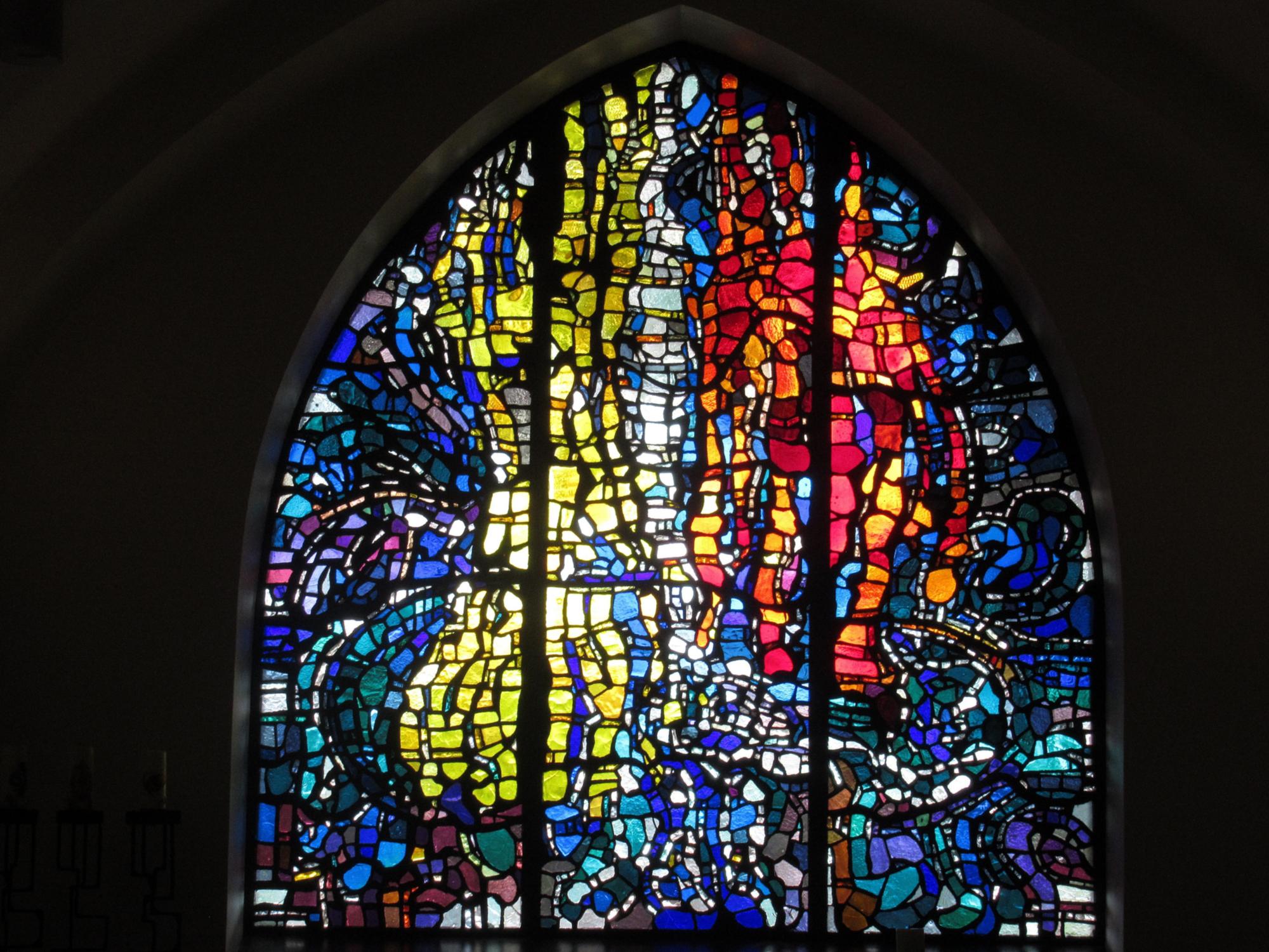 Glasfenster in der Unterkirche des Mutterhauses der Steyler Missionare in Steyl, Niederlande. Entwurf: Will Horsten