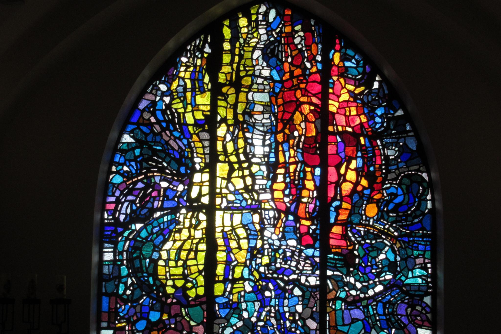 Glasfenster in der Unterkirche des Mutterhauses der Steyler Missionare in Steyl, Niederlande. Entwurf: Will Horsten