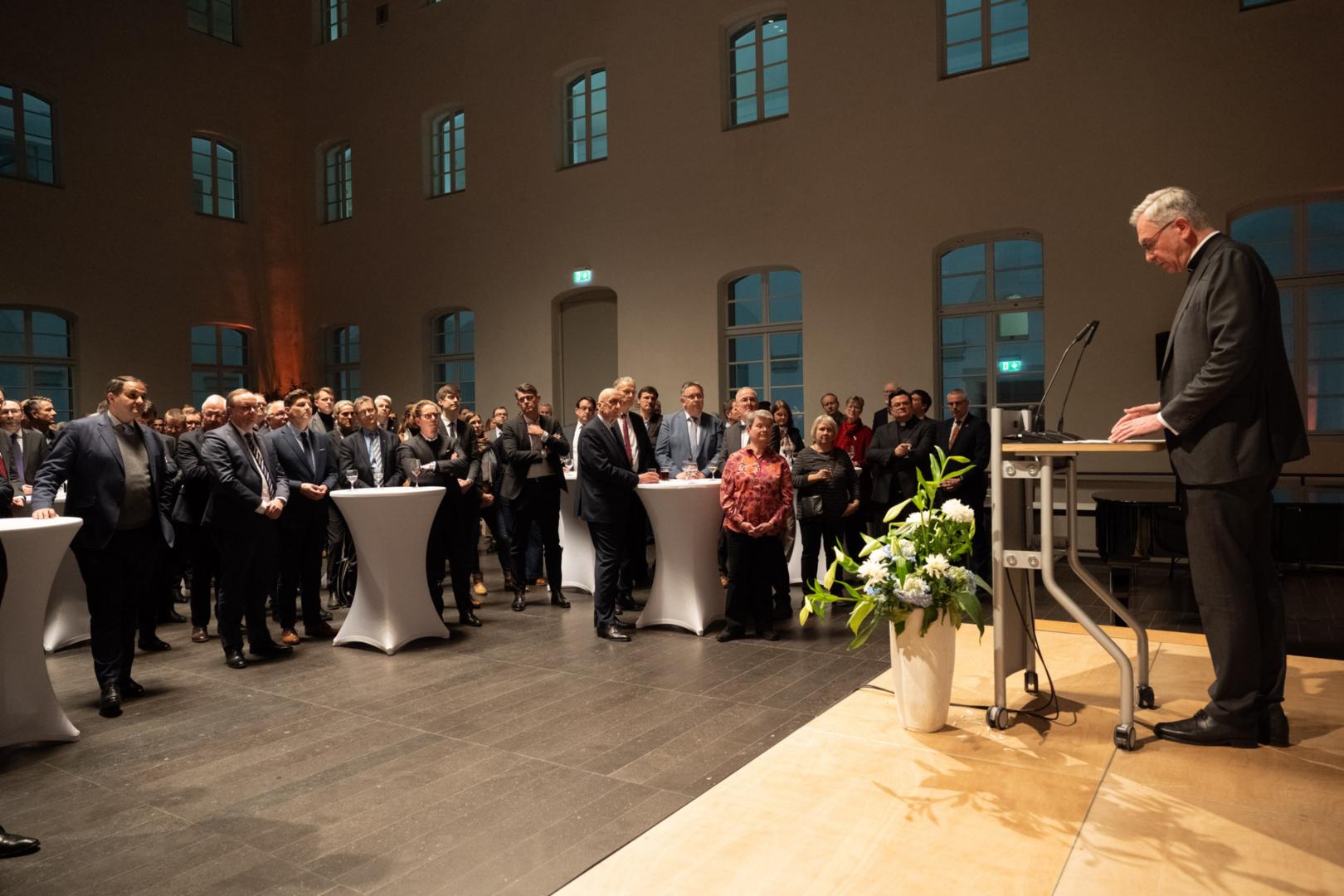 Dr. Antonius Hamers, Leiter des Katholischen Büros NRW (rechts), begrüßte die Vertreter aus Kirche und Landespolitik im Düsseldorfer Maxhaus (c) Foto_Nicole_Cronauge