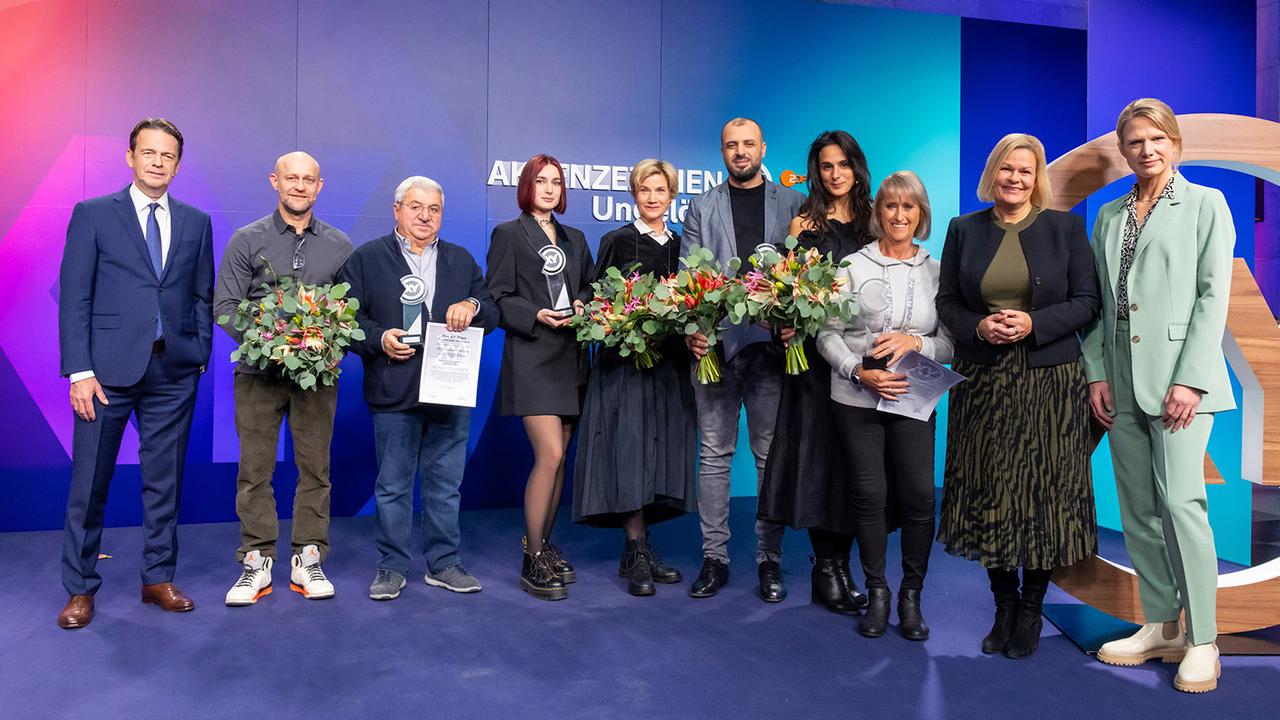 Klara Cujé (3.v.r.) ist mit dem XY-Preis 2023 des ZDF ausgezeichnet worden.