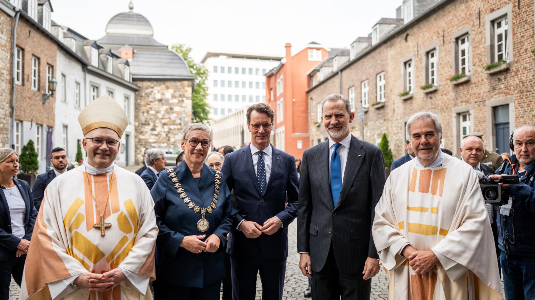 Bischof Helmut Dieser, Oberbürgermeisterin Sibylle Keupen, Ministerpräsident des Landes Nordrhein-Westfalen Hendrik Wüst, König Felipe VI. von Spanien und Dompropst Rolf-Peter Cremer vor der Karlspreisverleihung.