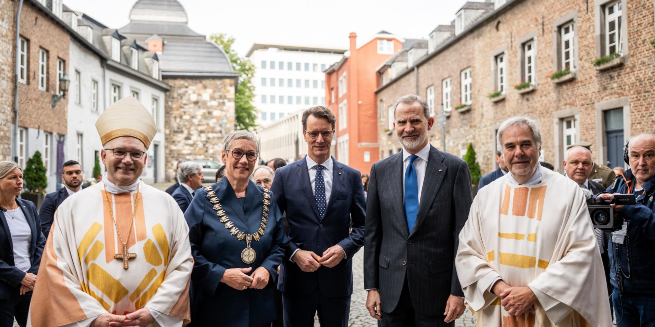 Bischof Helmut Dieser, Oberbürgermeisterin Sibylle Keupen, Ministerpräsident des Landes Nordrhein-Westfalen Hendrik Wüst, König Felipe VI. von Spanien und Dompropst Rolf-Peter Cremer vor der Karlspreisverleihung.