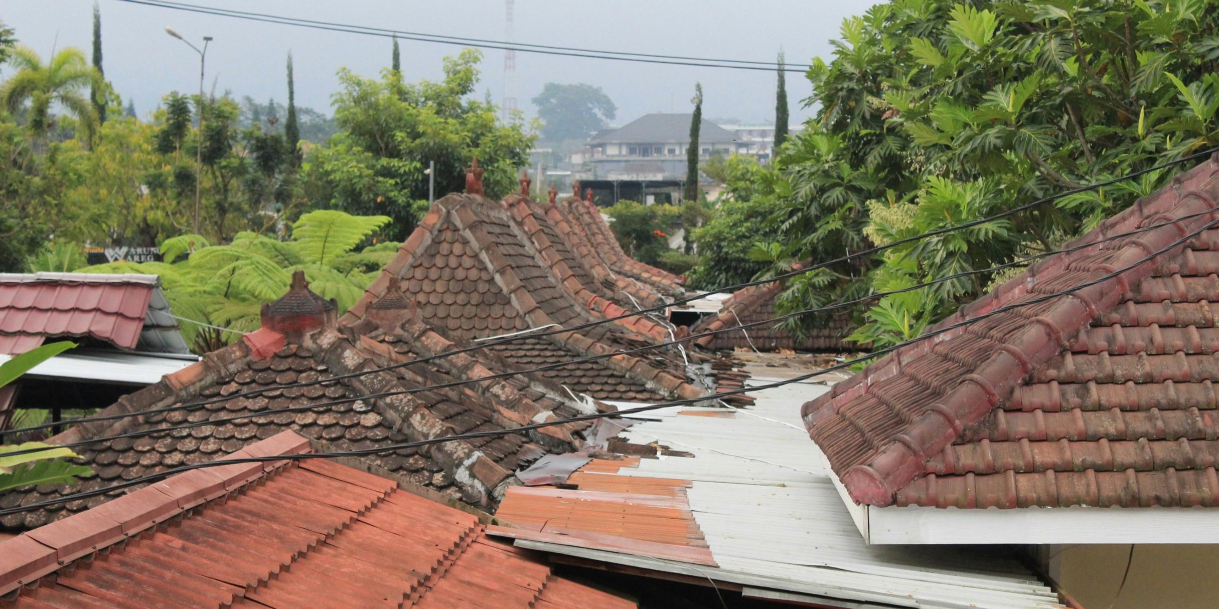 Zerstörte Dächer nach dem Erdbeben in Thailand und Myanmar