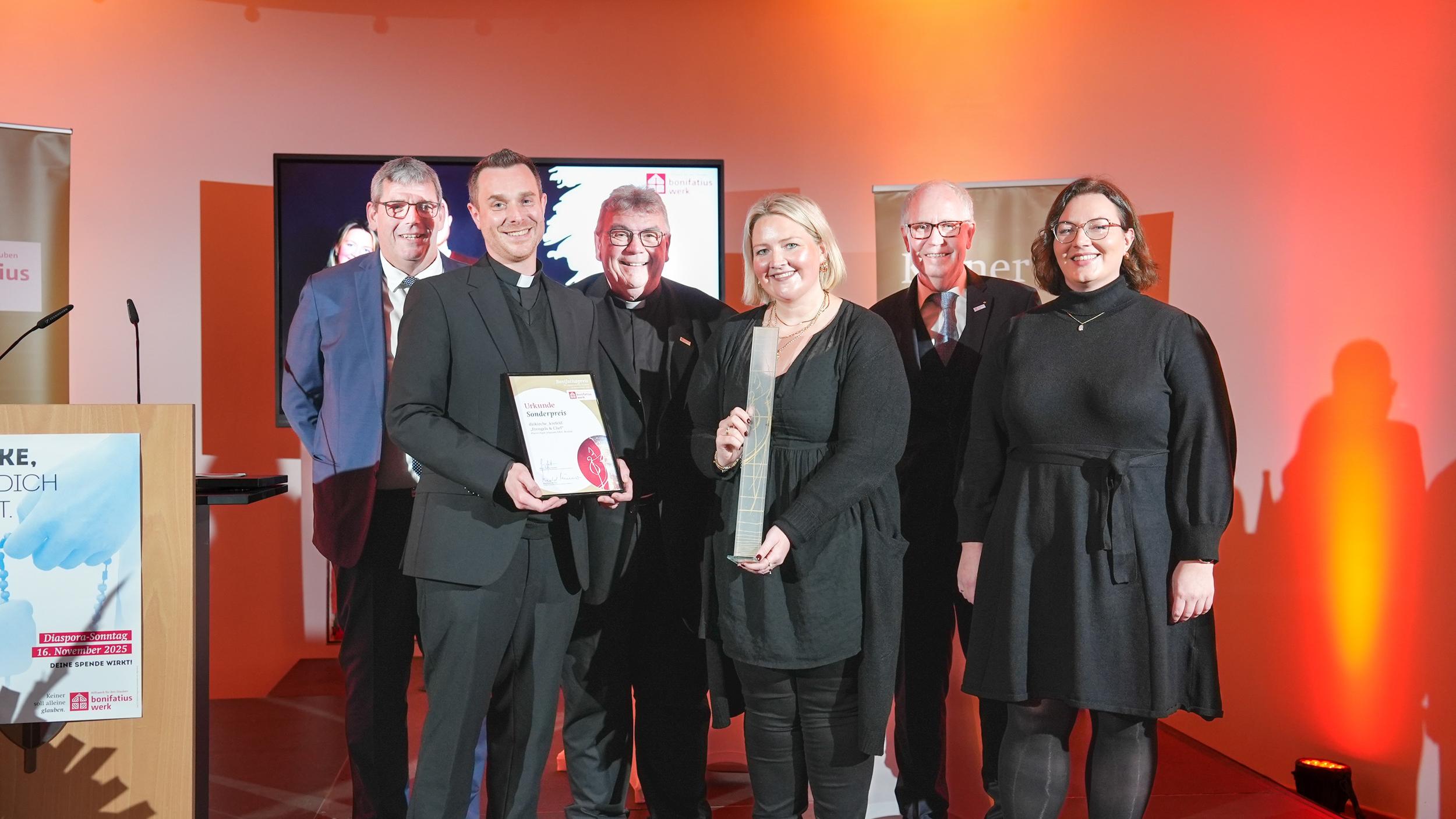 Gewinnerbild: (Von links): Bonifatiuswerk-Geschäftsführer Ingo Imenkämper, Pfarrer David Grüntjens, Bonifatiuswerk-Generalsekretär Msgr. Georg Austen, Michelle Engel, Bonifatiuswerk-Präsident ManfredMüller, Journalistin und Jurymitglied Daniela Ordowski.
