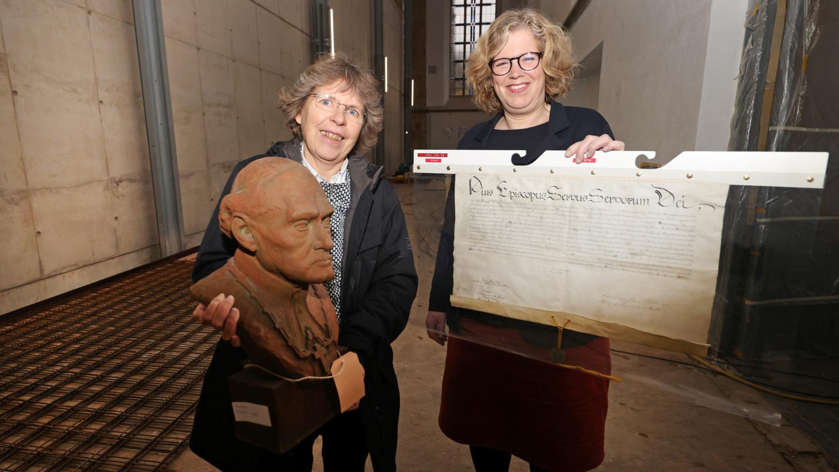 Dr. Beate Sophie Fleck (l.), Direktorin des Diözesanarchivs Aachen, und die Kuratorin der neuen Dauerausstellung, Anke Asfur. (c) Bistum Aachen / Andreas Steindl