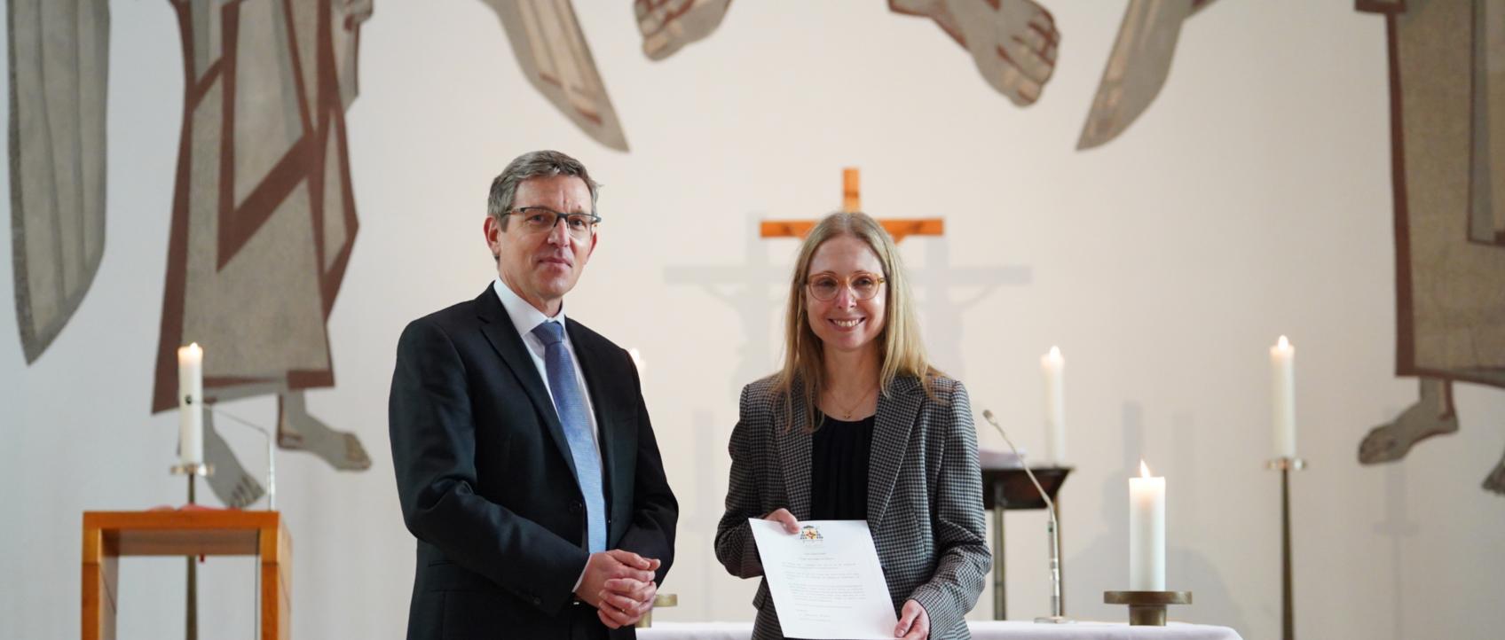 Anja Groth erhält Ernennungsurkunde zur Schulleiterin der Bischöflichen Liebfrauenschule Eschweiler