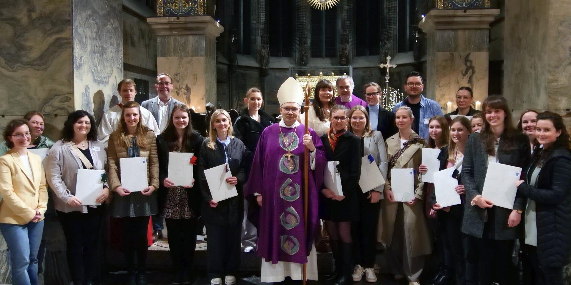 Bischof Helmut Dieser gemeinsam mit den entsendeten Religionslehrerinnen und -lehrern (c) Bistum Aachen / Anja Klingbeil