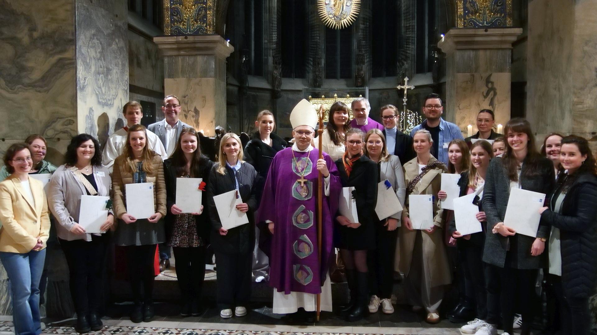 Bischof Helmut Dieser gemeinsam mit den entsendeten Religionslehrerinnen und -lehrern