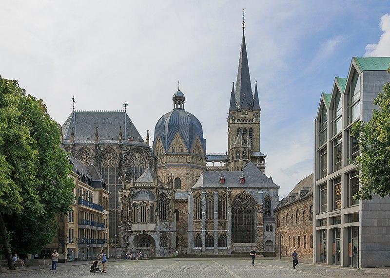 Aachen_Germany_Imperial-Cathedral-01_wikimedia commons_Photo by CEphoto, Uwe Aranas