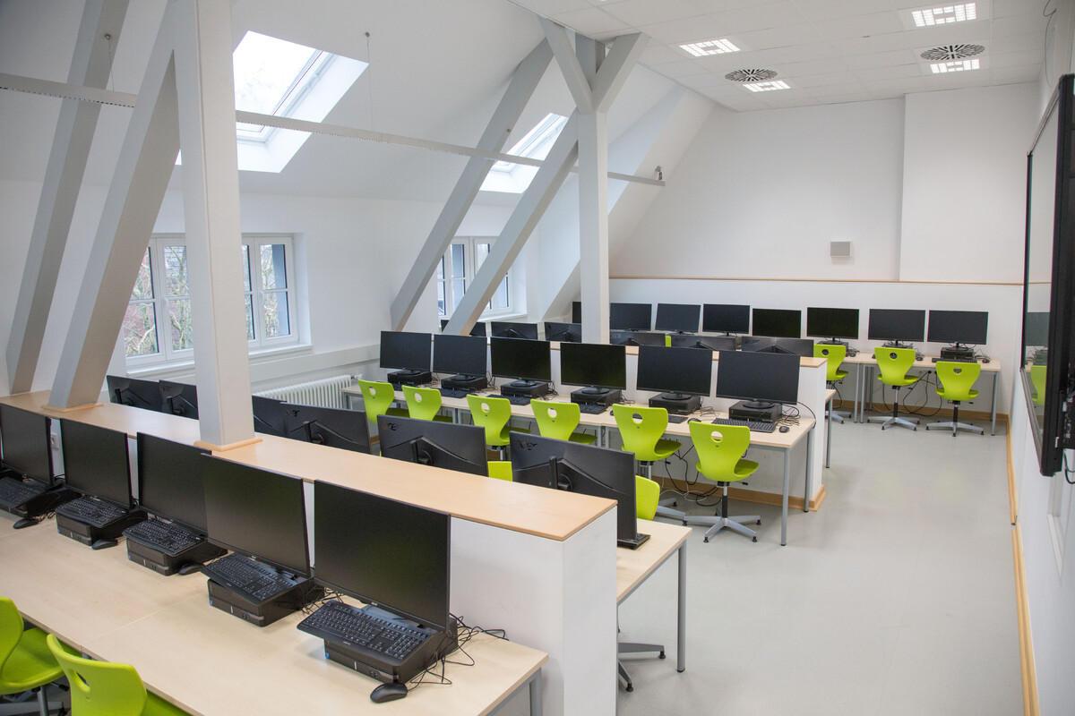 Computerraum auf dem neuesten Stand der Technik an der Bischöflichen Liebfrauenschule Eschweiler