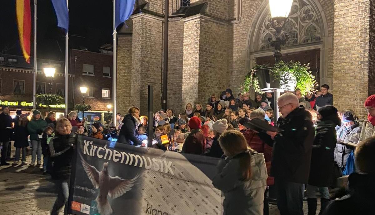 Impressionen zur Aktion „Kirchenmusik: klangvoll vereint für Frieden und Demokratie“ am Abend des 8. November (c) Fachbereich Kirchenmusik