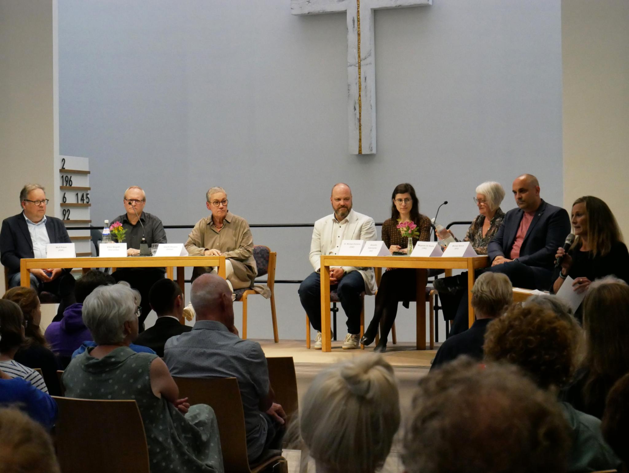 Genezarethkirche Podiummit allen Kandidierenden