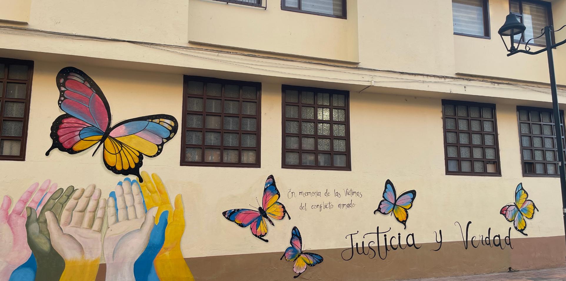 Wandbild in Chiquinquirá: 'Gerechtigkeit und Wahrheit. In Erinnerung an die Opfer des bewaffneten Konflikts'