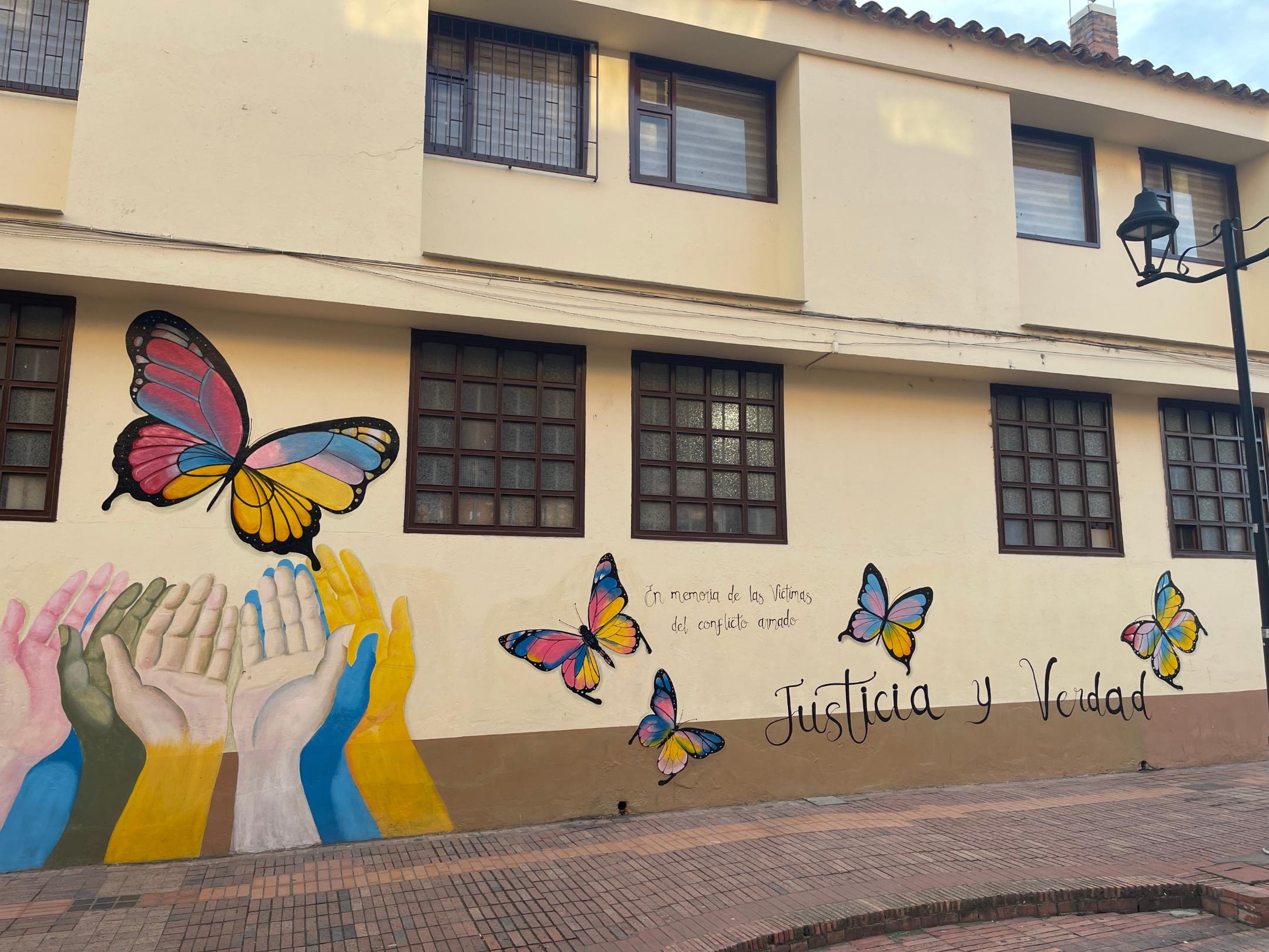 Wandbild in Chiquinquirá: 'Gerechtigkeit und Wahrheit. In Erinnerung an die Opfer des bewaffneten Konflikts'