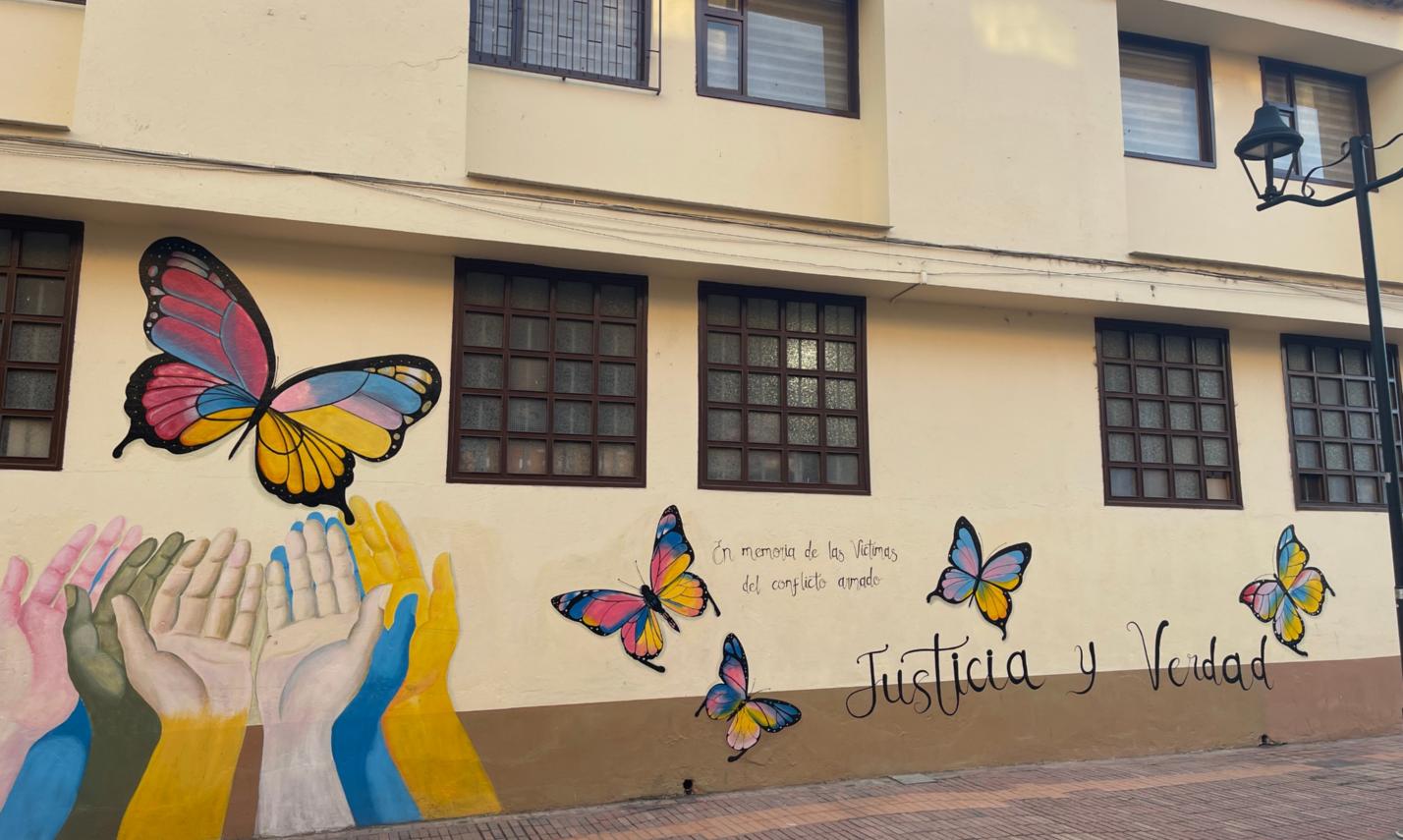 Wandbild in Chiquinquirá: 'Gerechtigkeit und Wahrheit. In Erinnerung an die Opfer des bewaffneten Konflikts'