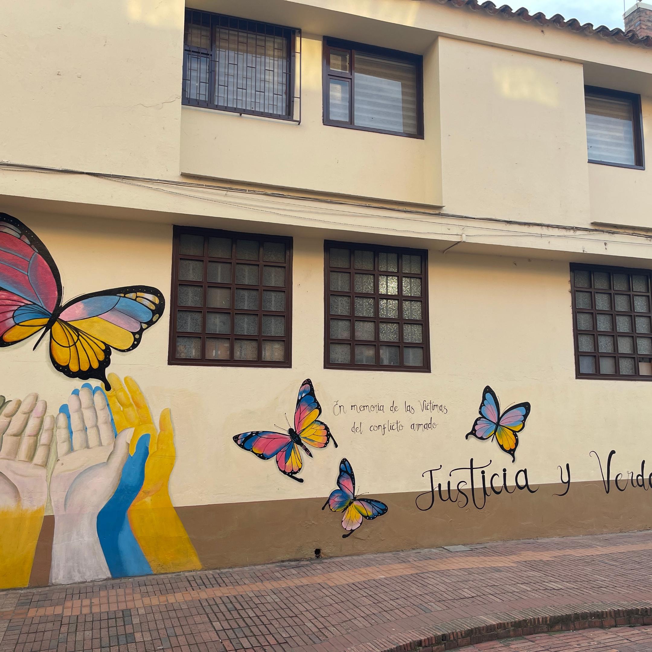 Wandbild in Chiquinquirá: 'Gerechtigkeit und Wahrheit. In Erinnerung an die Opfer des bewaffneten Konflikts'