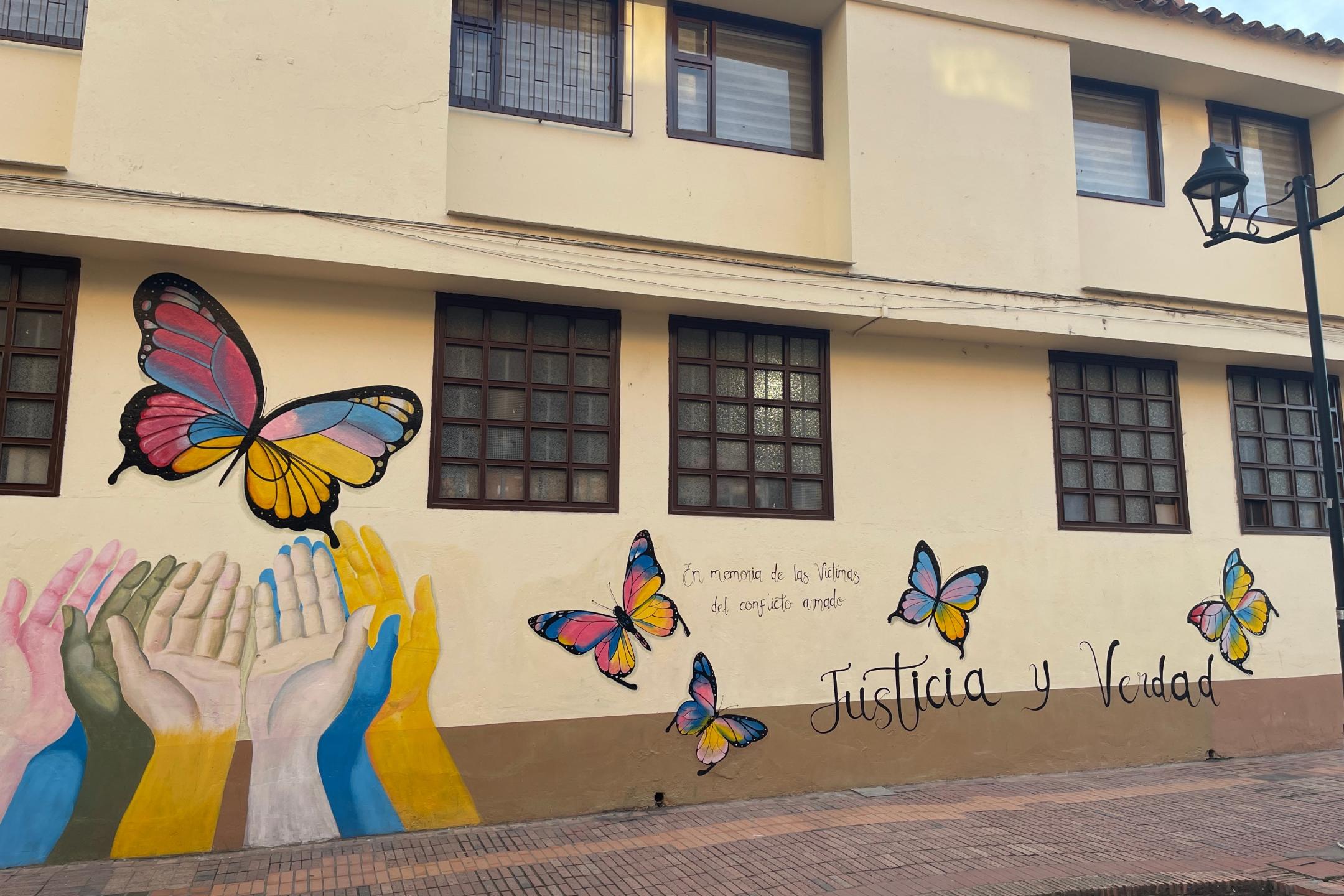 Wandbild in Chiquinquirá: 'Gerechtigkeit und Wahrheit. In Erinnerung an die Opfer des bewaffneten Konflikts'