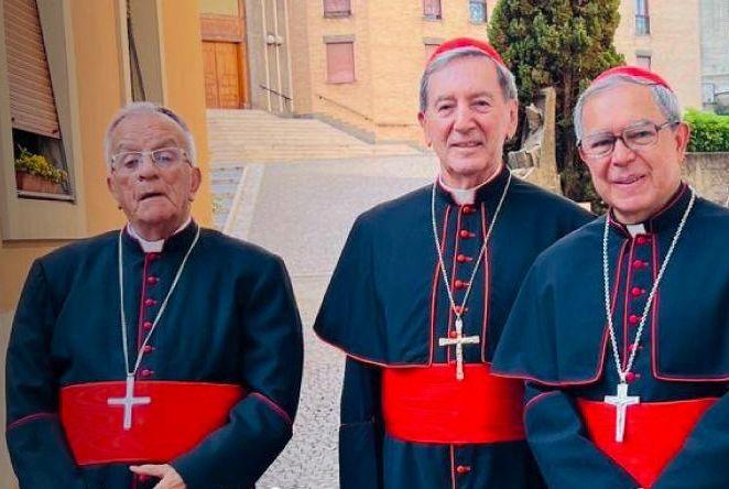 Die Kardinäle Jorge Jiménez Carvajal CJM, emeritierter Erzbischof von Cartagena, Rubén Salazar Gómez, emeritierter Erzbischof von Bogotá, und der Erzbischof von Bogotá Luis José Kardinal Rueda Aparicio.