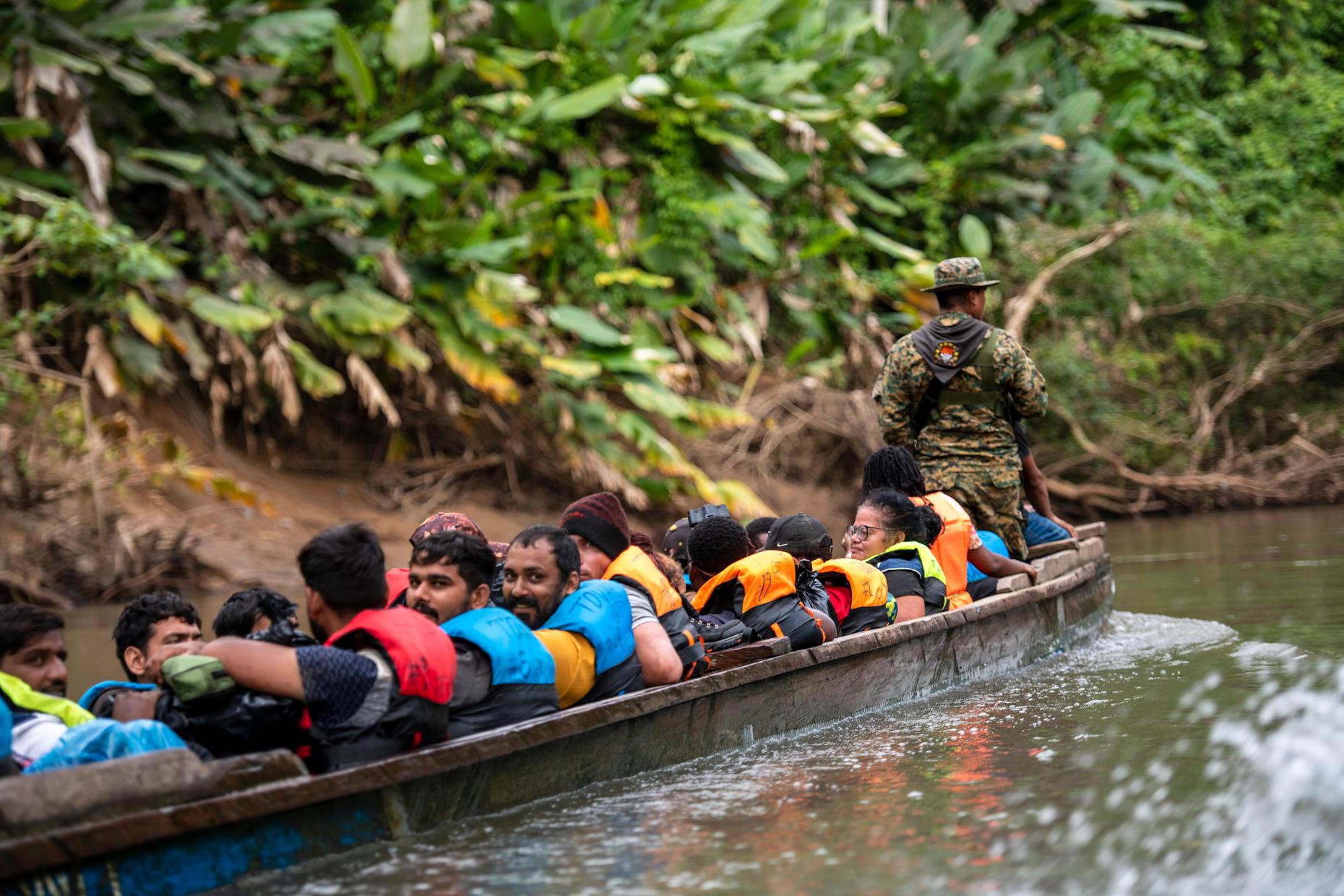 Unterwegs im Boot nach Puerto Limón nahe dem Durchgangslager in Meriti (c) Adveniat / Florian Kopp