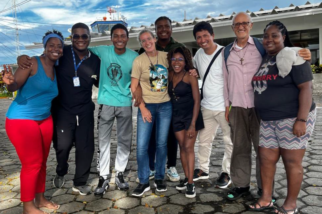 Abschied vom Leitungsteam des Centro Afro und den Comboni-Missionaren am Flughafen von Tumaco.