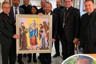 Großes Bild: Vorstand der kolumbianischen Bischofskonferenz mit einer Replik des Gnadenbildes von Chiquinquirá. Kleines Bild unten rechts: Erzbischof Rueda im Interview