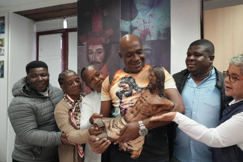 Die Delegation aus Bojayá nimmt nach der Aufnahme als Kulturerbe ihren Christus in Empfang.