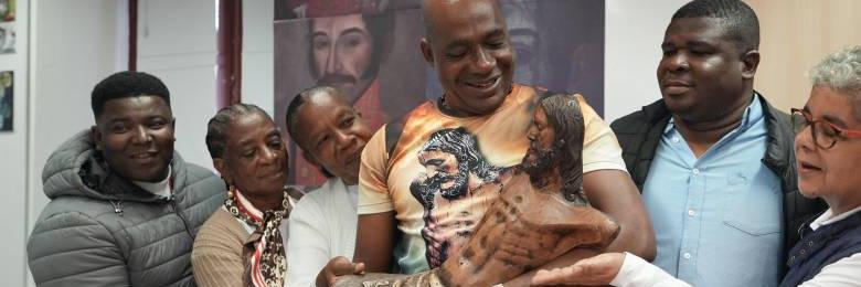 Die Delegation aus Bojayá nimmt nach der Aufnahme als Kulturerbe ihren Christus in Empfang.