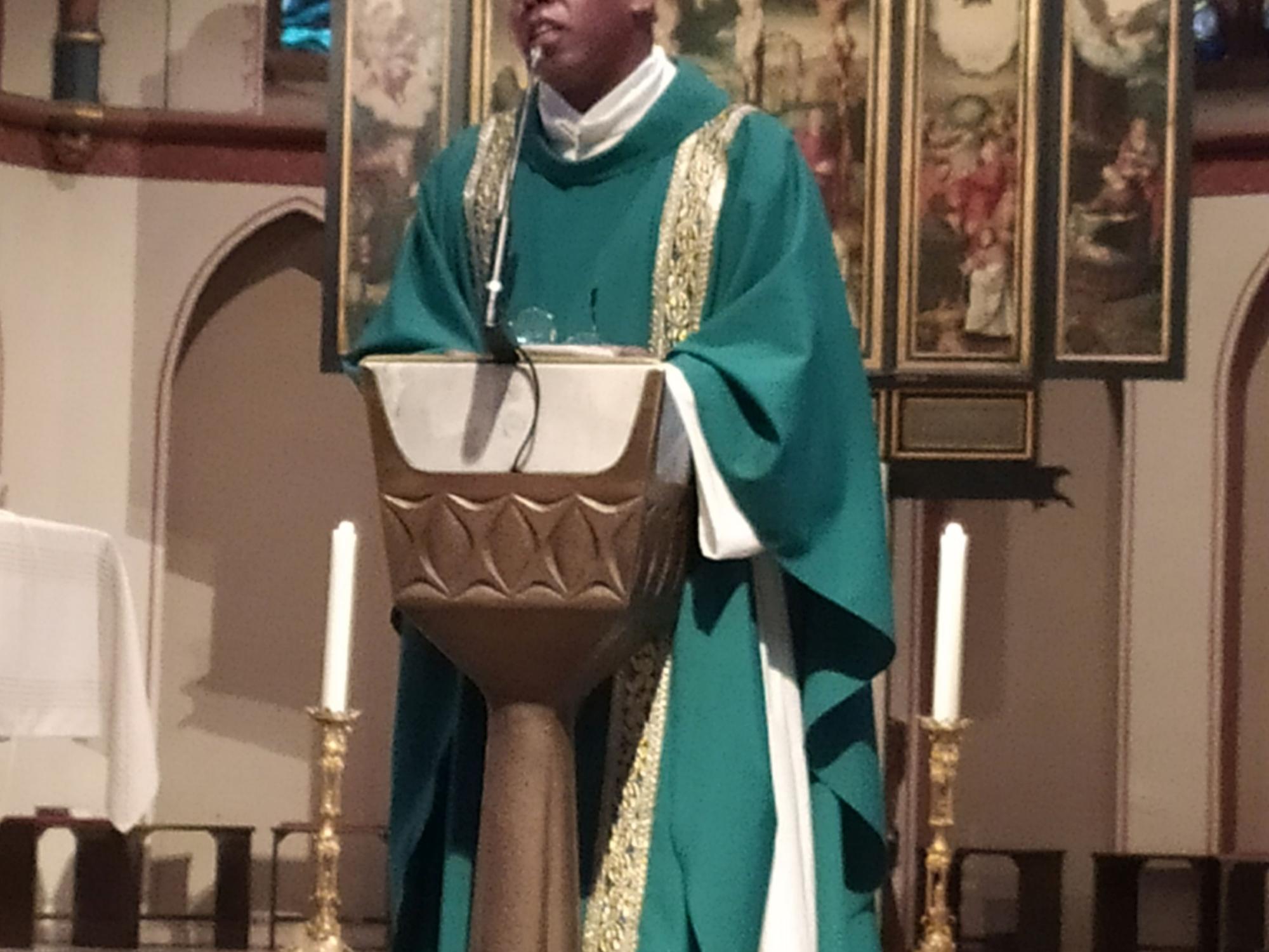 Padre Luis Carlos bei der Sonntagsmesse in St. Donatus, Aachen am 12.9.21