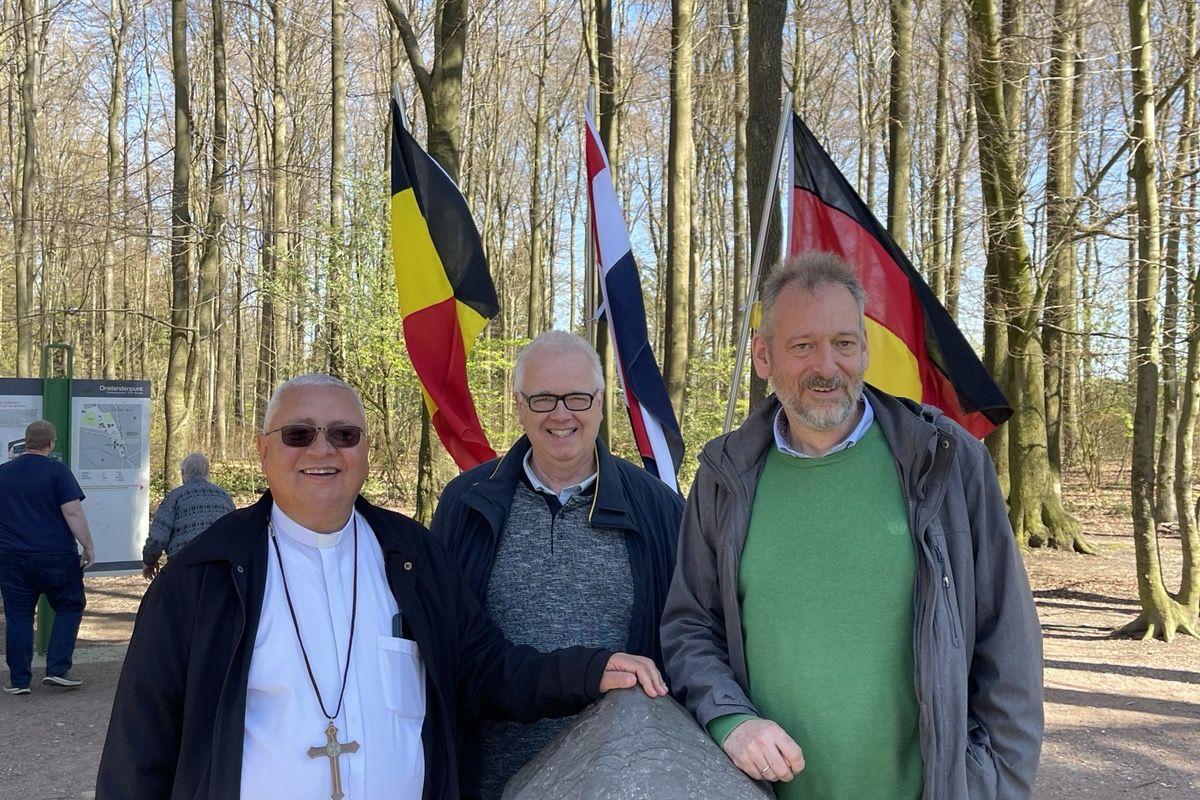 Monseñor Grisales mit Markus Offner und Thomas Hoogen am Aachener Dreiländereck.