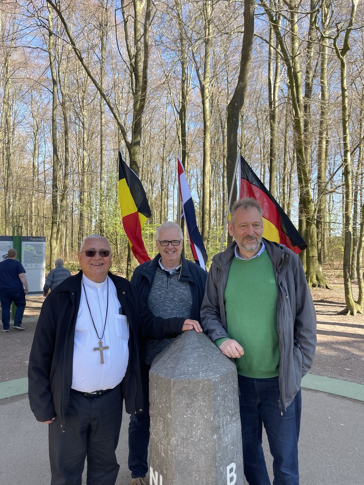 Monseñor Grisales mit Markus Offner und Thomas Hoogen am Aachener Dreiländereck.
