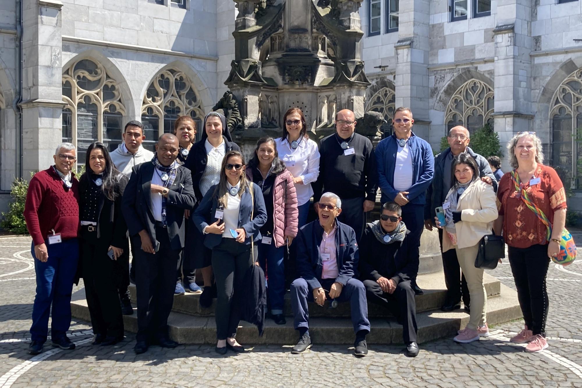 Die 16-köpfige Delegation aus Kolumbien zu Besuch im Bistum Aachen.