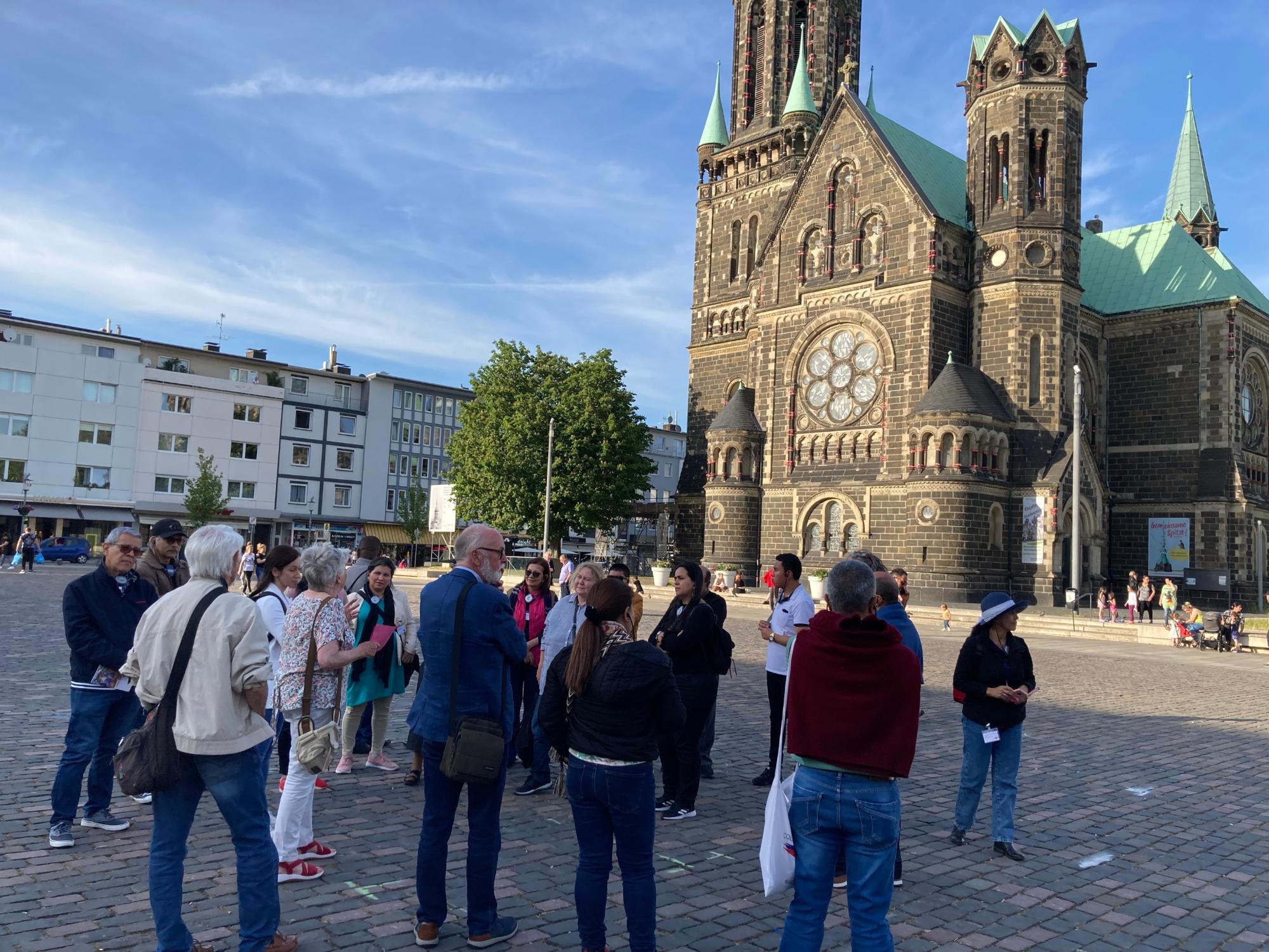Die kolumbianische Delegation vor der evangelischen Hauptkirche in Rheydt nach einem ökumenischen Friedensgebet.